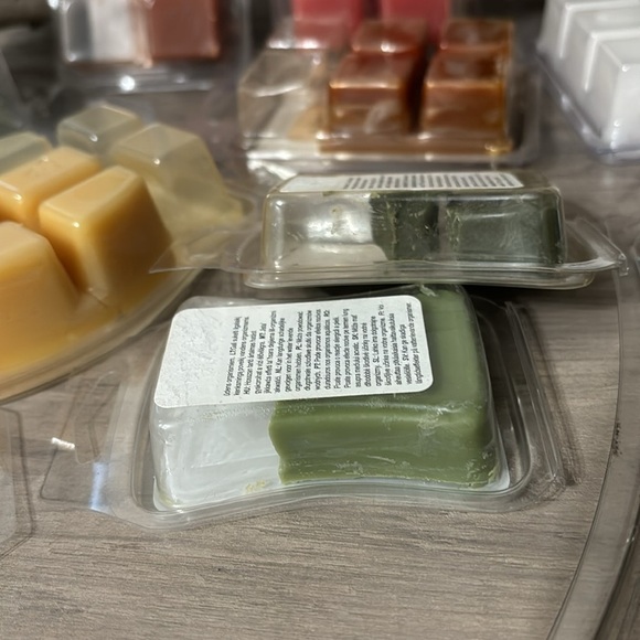 LOT OF 14 PRE OWNED, PARTIAL AND NEW WAX WARMER BARS-SOME ARE SCENTSY - Picture 10 of 16